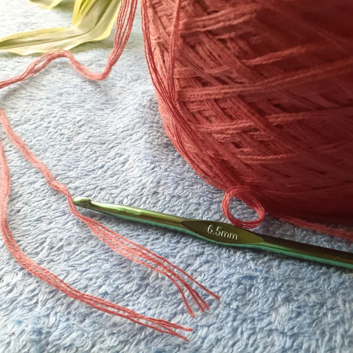 понадобятся легкая пряжа и крючок