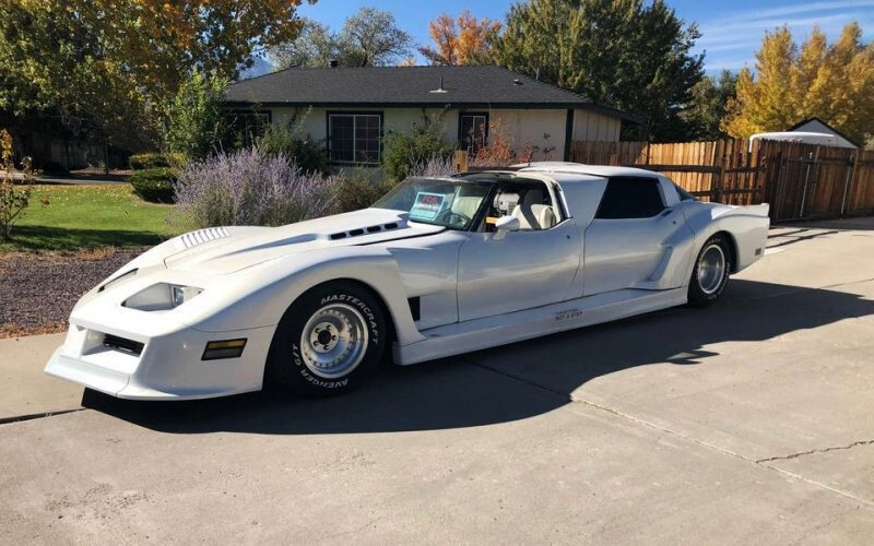 Для создания кастома мастера использовали два Chevrolet Corvette третьего поколения