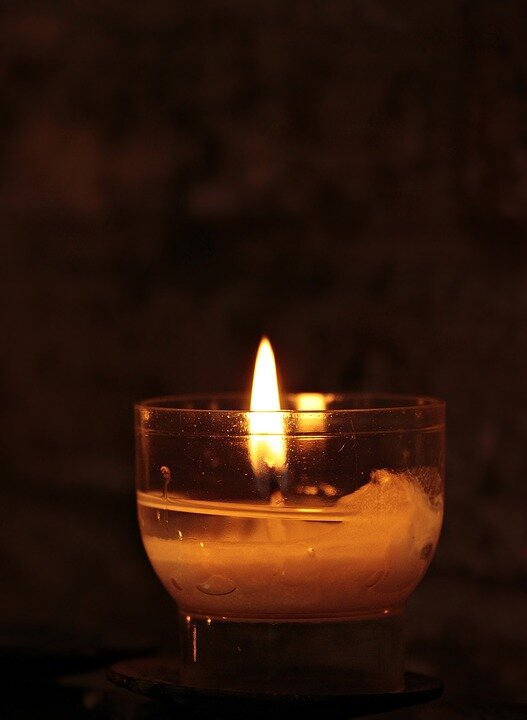 https://cdn.pixabay.com/photo/2017/08/29/09/22/tealight-2692556_960_720.jpg