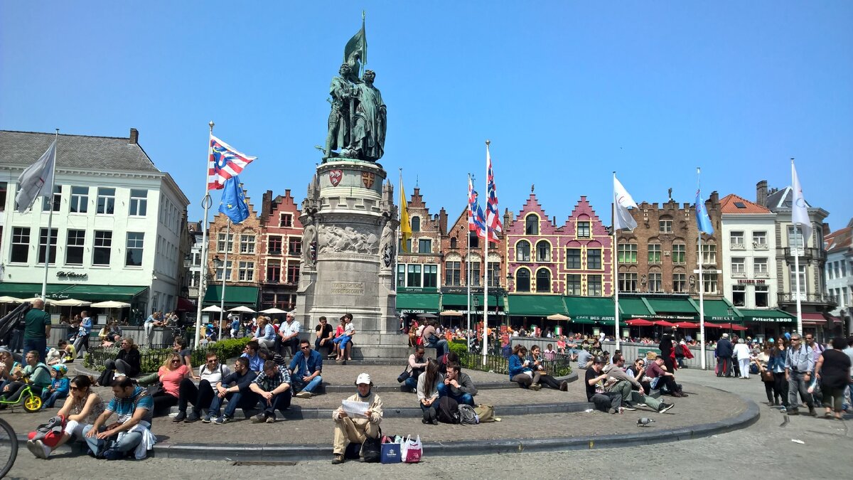 Памятник Конинку и Брейделю в центре Брюгге, фото из коллекции автора