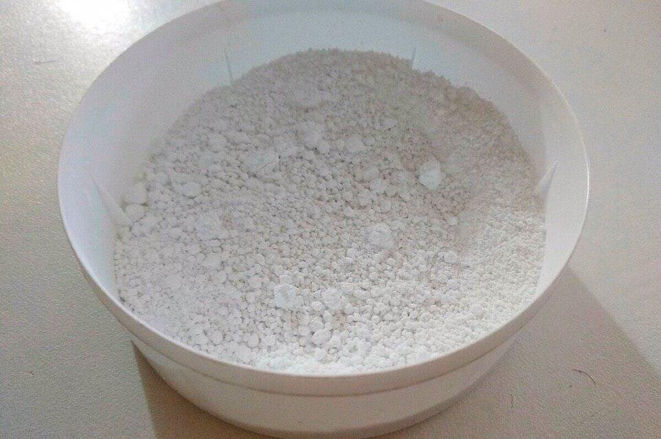  Взять в равных количествах мел, предварительно его растолочь, смешать с зубным порошком, влить теплой воды, чтобы получить кашицу в виде пасты. Смазать этой пастой пластиковую поверхность и оставить до полного высыхания. Затем смахнуть сухой и чистой тряпкой остатки порошка. Застаревшее пятно может не отбелиться с первого раза, процедуру повторить на следующий день.