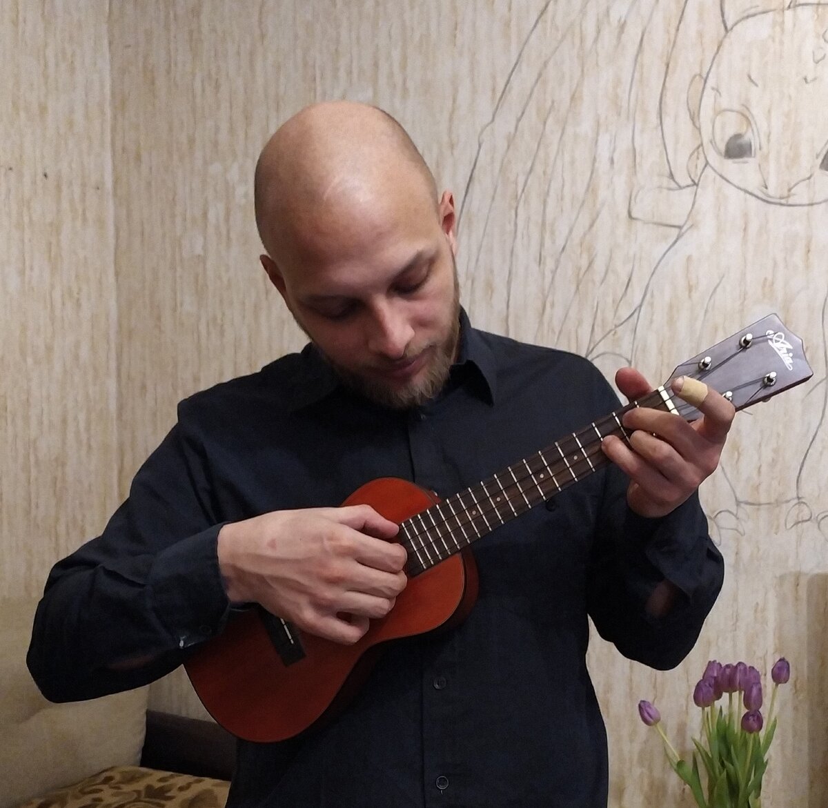 Крошечная гитара-укулеле