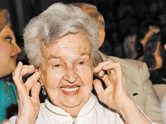 Заслуженный деятель искусств и Народная артистка РСФСР Людмила Лядова родилась в Екатеринбурге 29 марта 1925 года. В ее семье царила музыкальная атмосфера, ведь в ее семье были музыкальные родители.