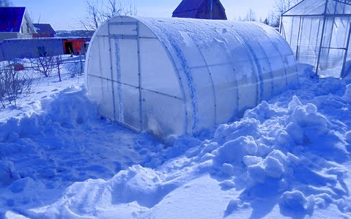 Приехал на дачу, а там снега по колено.