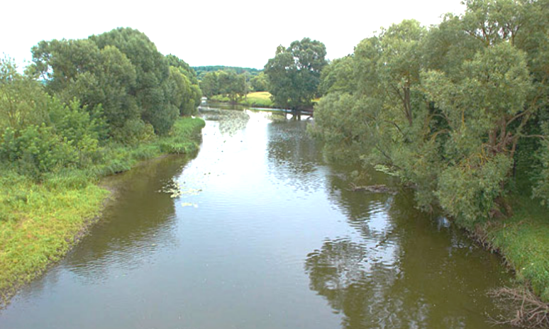 Вот так эта речка выглядит через 75 лет. Говорят, обмелела