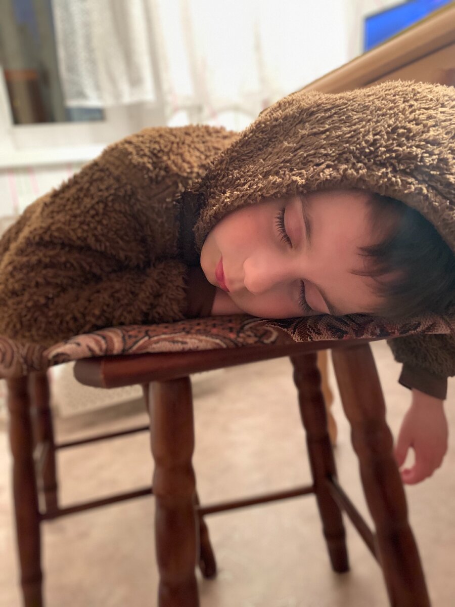 Игнатец прилег подождать, пока Саша сделает уроки, и уснул. На двух табуретках, да)