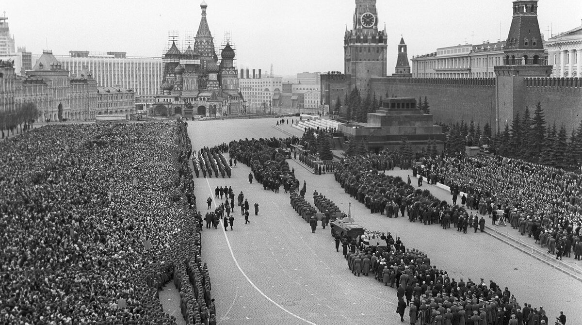 Встреча Гагарина на Красной площади. Где-то в шеренге солдат - мой отец.