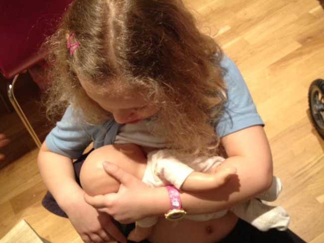 Ребенок кормит грудью куклу (картинка из сети интернет)