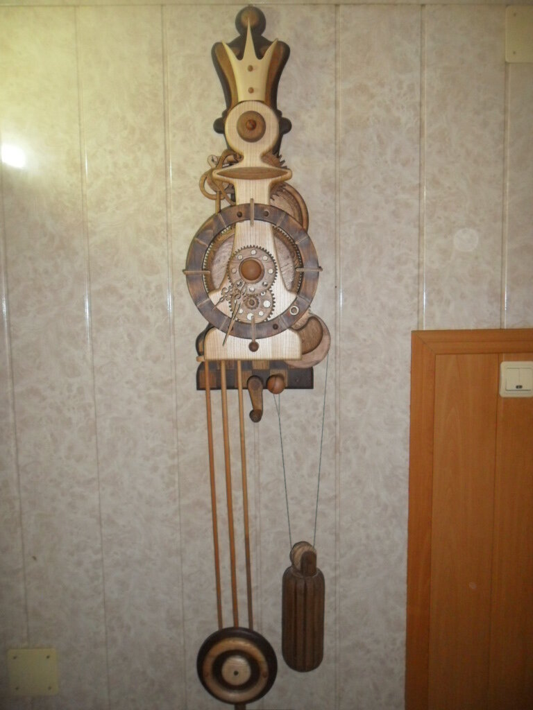 Настенные часы из дерева с маятником.