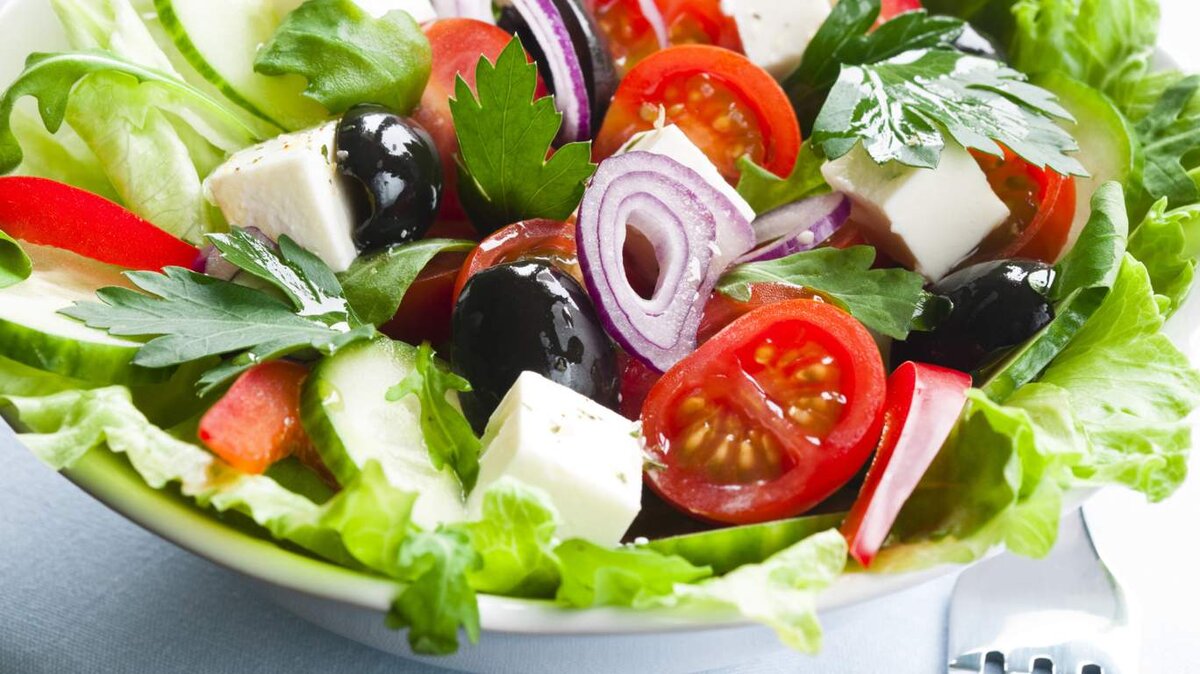 1. Греческий салат
Идеальное блюдо для ужина, в котором сочетаются белки и овощи. Оно хорошо насыщает и не вызывает чувство тяжести.