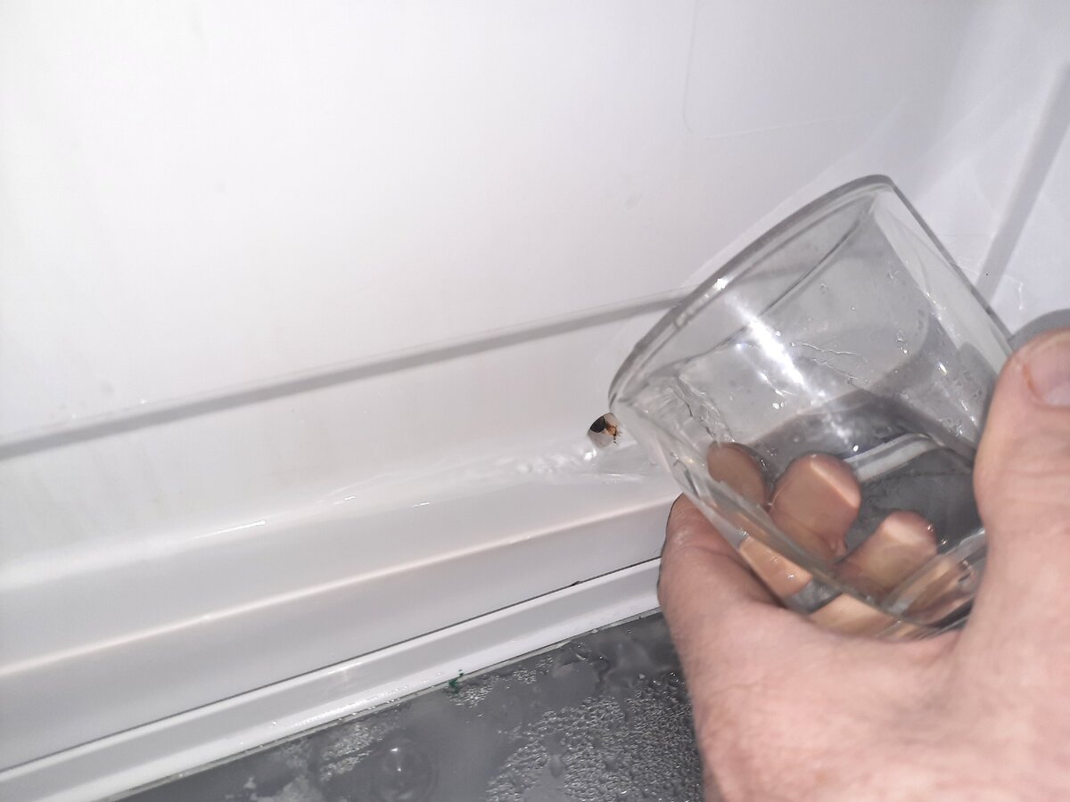 Дренаж в холодильнике. Какипочистить дренаж в холодильнике. Вода скапливается на холодильнике сверху. Почему в холодильнике скапливается вода под ящиками для овощей. Снизу холодильника течет вода