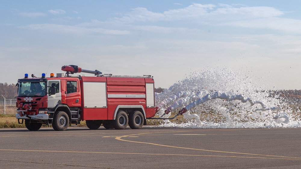 Аэродромный пожарный автомобиль. Фото автора
