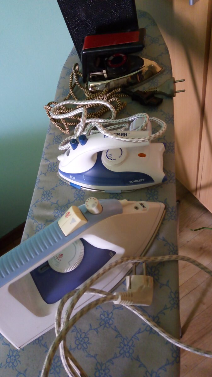 3 мои утюга. которые я редко использую в шитье: 2 из них дорожные, один для глажения белья