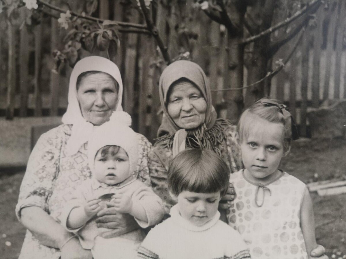 Бабушки с внучками, год приблизительно 1970-й. И тоже весна, цветёт яблоня. Бабушка Пана - вторая справа. Фото из личного архива.