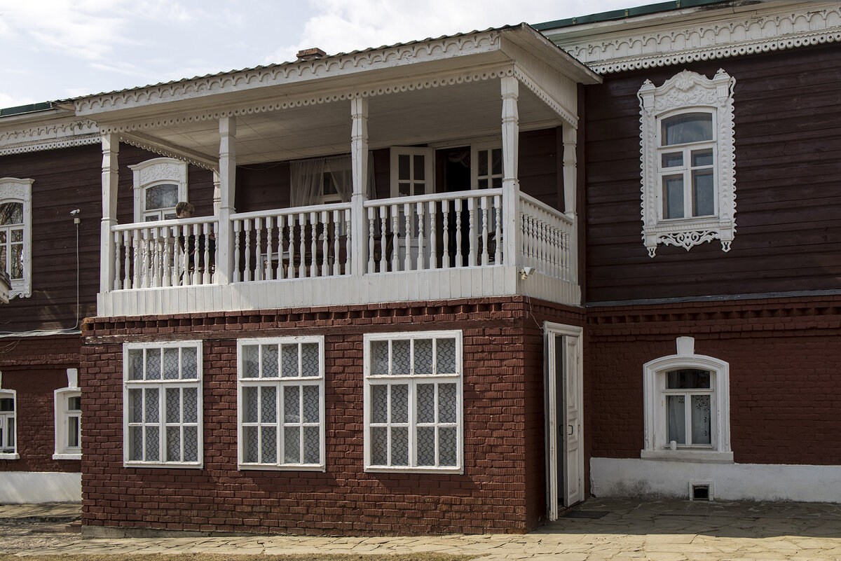 Часть первая. Моя поездка село Заречье-Усадьба Думнова Я намедни съездила в автобусный однодневный тур с фирмой "Центр Решение" @Centrreshenie. Программа: «Путешествие в русскую провинцию. Усадьба Думнова- Киржач» Рассказываю. По дороге проезжали город Ногинск. Теперь надо еще будет туда тоже заехать. Усадьба фабриканта Думнова находится в селе Заречье Владимирской области. Это детская мечта: заселиться на лето в огромный деревенский дом, с огромным участком, фруктовыми деревьями, кустами смородины, кроликами, курицами, а также с бассейном на улице. И чтобы рядом река и лес. В гостевом доме сдаются три больших и три маленьких комнаты. В конце девяностых правнучка фабриканта Думнова Галина Масленникова выкупила дом у государства, воссоздала атмосферу старого купеческого дома. История этой семьи - весьма узнаваема. Иван Думнов в середине девятнадцатого века одним из первых наладил у себя в Заречье производство шелкового бархата, плюша и различных шелковых тканей: атласа, плиса, фая, бурса. Бархат поставлялся в магазины Санкт-Петербурга и Москвы. Революция. Экспроприация. Далее везде. Галина, московская художница, делающая удивительных кукол, провела нас по дому, рассказала историю четырех поколений семьи. Удивительно конечно, что можно ходить везде, трогать руками все, сидеть на диванах, выходить на балкон. Живой дом, хотя и музейный. Галина говорила, что дом часто снимают под свадьбы, детские праздники, выпускные, и разные прочие торжества. У нее на территории еще небольшой музей ткацкого производства. А на втором этаже музея - выставка ее кукол. В детстве полмира бы отдала за возможность в них поиграть. А еще нас покормили. Чай был с травами, кипяток из самовара. Варенье: апельсиново-тыквенное, смородиновое и яблочное. Плюшки из печи. Можно сходить на сайт музея - http://domdumnova.ru/ - всячески рекомендую.