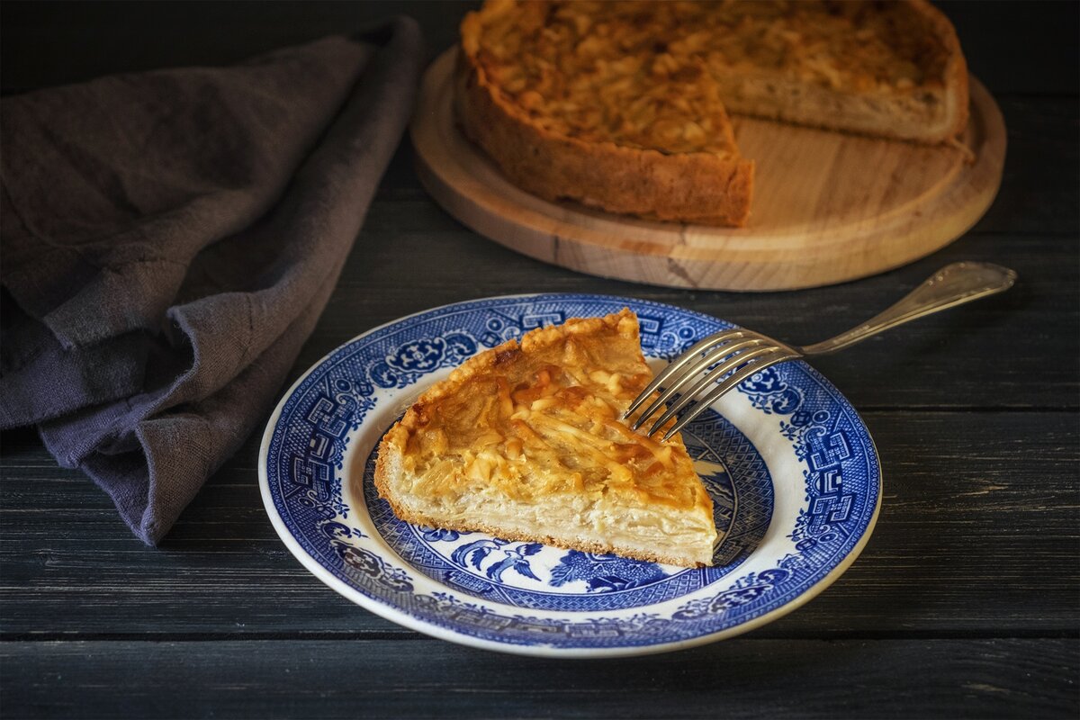 Еврейский пирог с луком и сыром