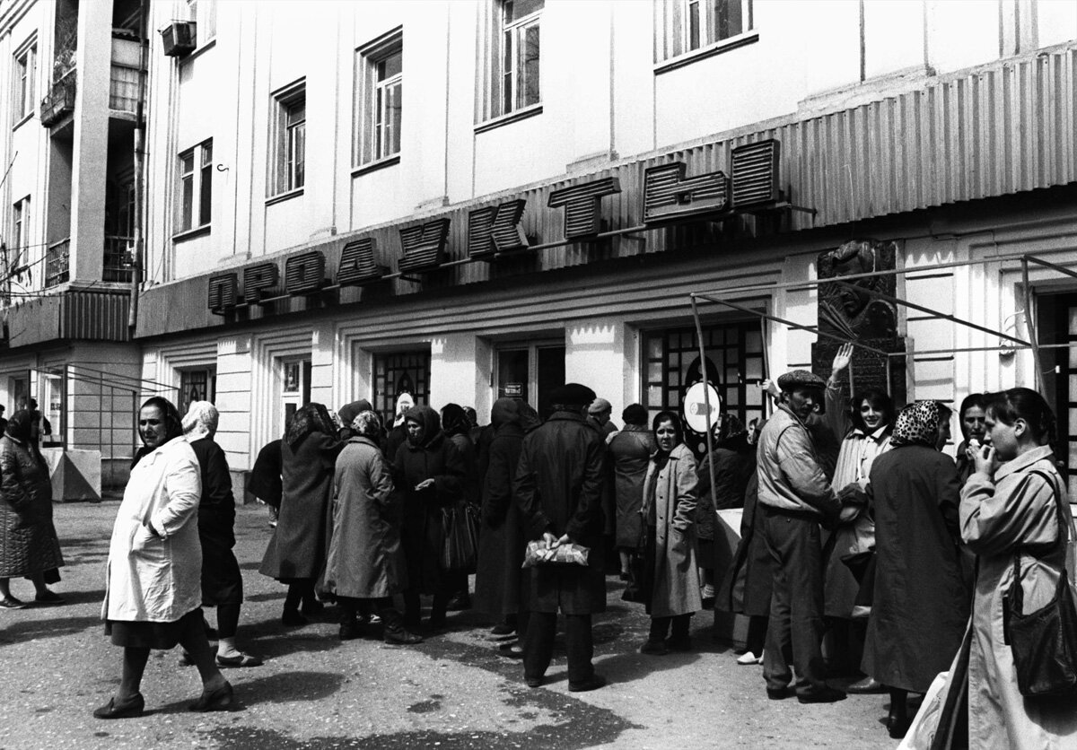 Рынок перестройка. СССР очереди 1960. СССР 1960 очередь магазин за хлебом. Очереди в СССР 1980. СССР дефицит и очереди.