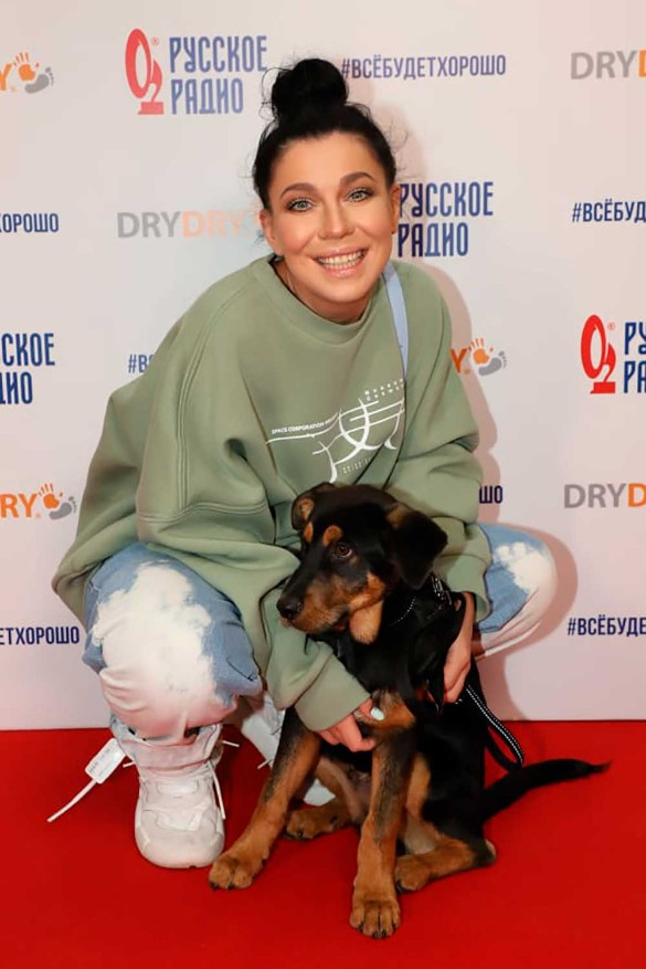 Елизевета с мальчиком, когда он был еще щенком. Фото: Евгений Николаев