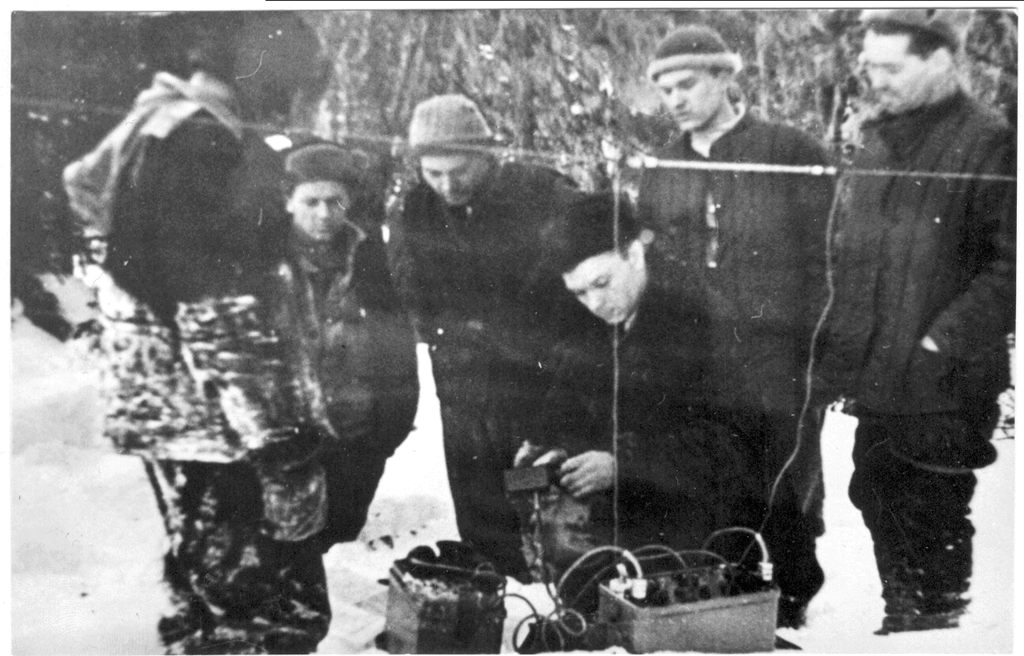 Радист Неволин "колдует" над радиостанцией. Почти единственное его фото таким крупным планом.