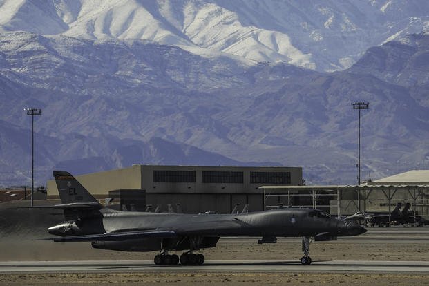 Самолет B-1B Lancer, приписанный к 34-й бомбардировочной эскадрилье, военно-воздушная база Эллсворт, США, начинает взлетать по взлетно-посадочной полосе во время Красного флага 17-1 на военно-воздушной базе Неллис, штат Невада, 27 января 2017 года. (Летчик 1-го класса Кевин Таненбаум/ВВС США