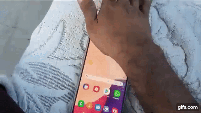  если прикрыть пальцем или бумажной салфеткой сенсор приближения более чем на одну секунду