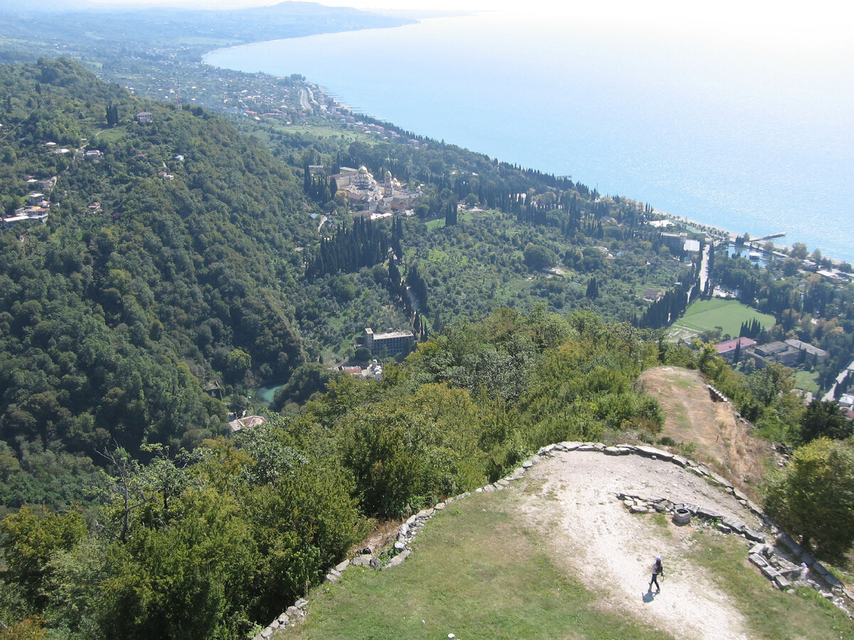 Личное фото автора статьи вид с Иверской горы на Новый Афон