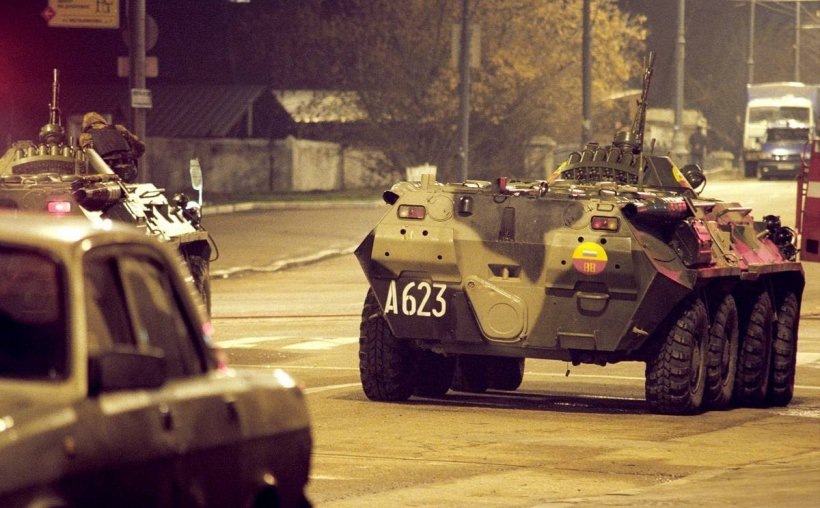 Напротив входа в театральный центр были установлены два бронетранспортера© Федор Савинцев/ТАСС