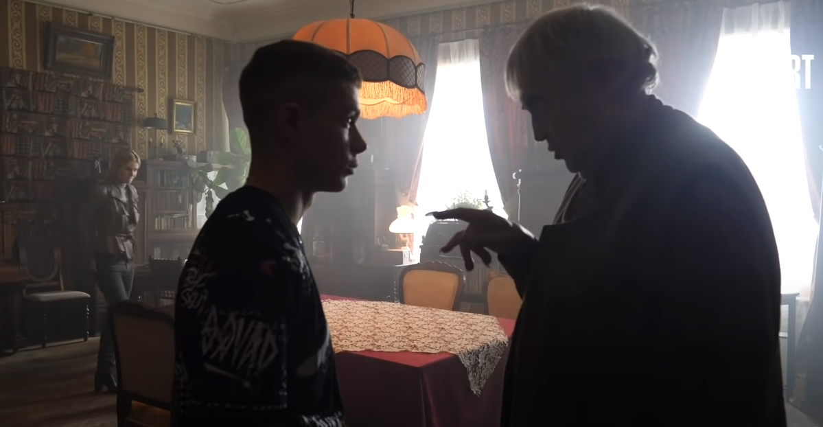 Женёк и дед Слава, кадр из сериала "Вампиры средней полосы" (2021)