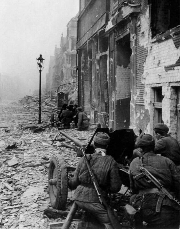 Советские артиллеристы в боях за «крепость» Бреслау, 1945 год. Фотография: Борис Лосин