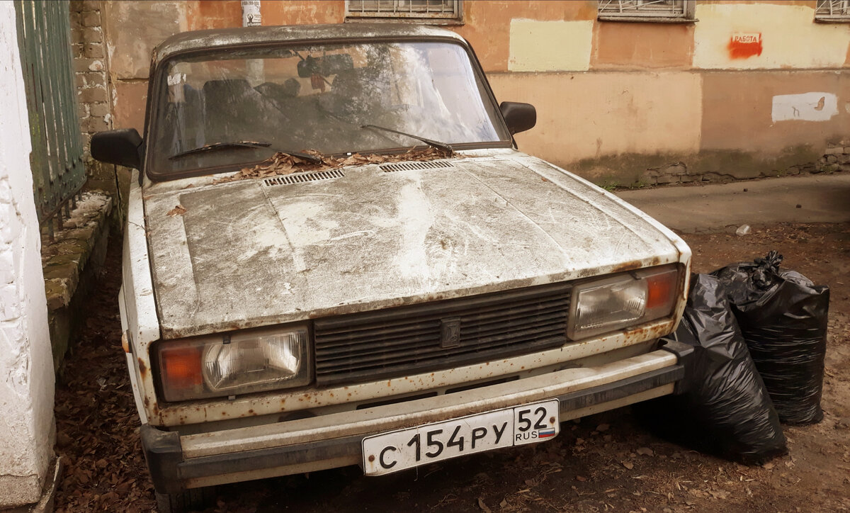 Заброшенный автомобиль на ул.Генкиной с несколько странным буквенным обозначением
