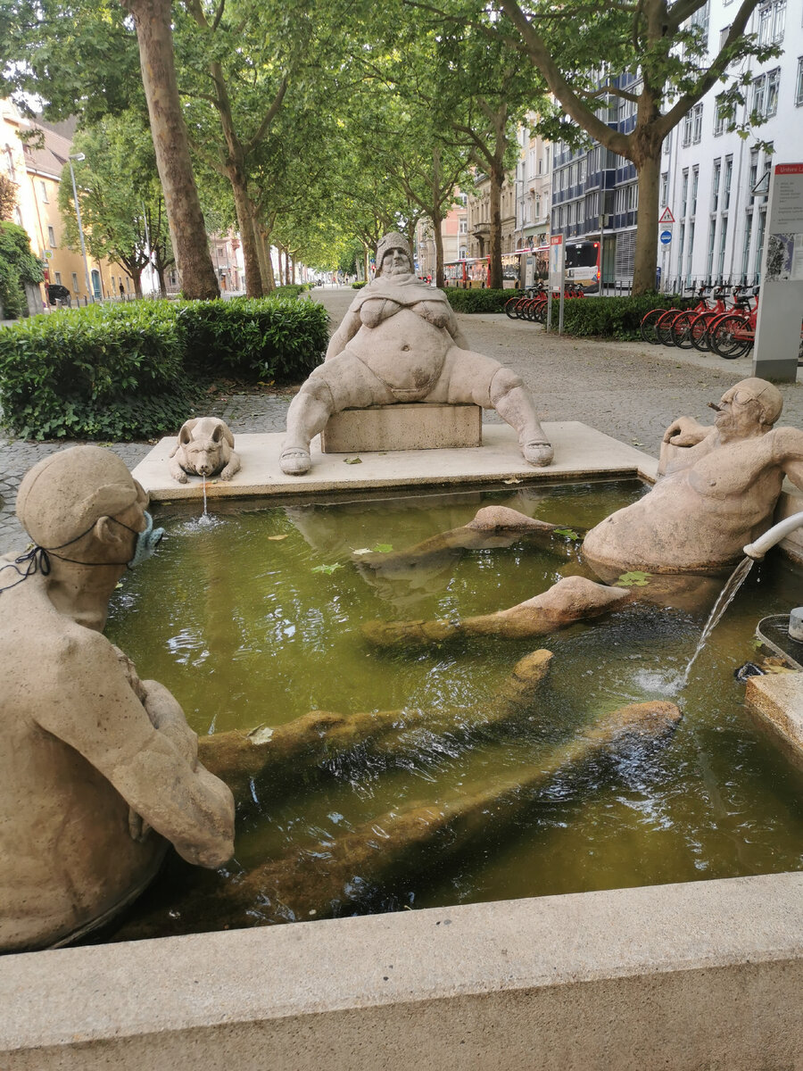 Раскрепощённые пенсионеры наслаждаются жизнью. Кто-то даже связал маску