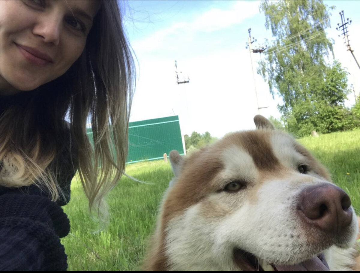 Жена и найденный пёс за 50 километров от дома