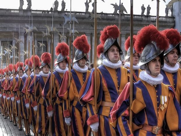 Почему Папу римского защищают швейцарские солдаты в средневековых доспехах с алебардами?