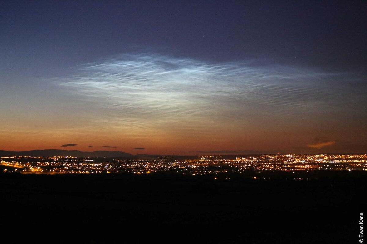 Рис.2. Серебристые облака. © Ewan Kane. https://cloudatlas.wmo.int/ru/noctilucent-clouds.html