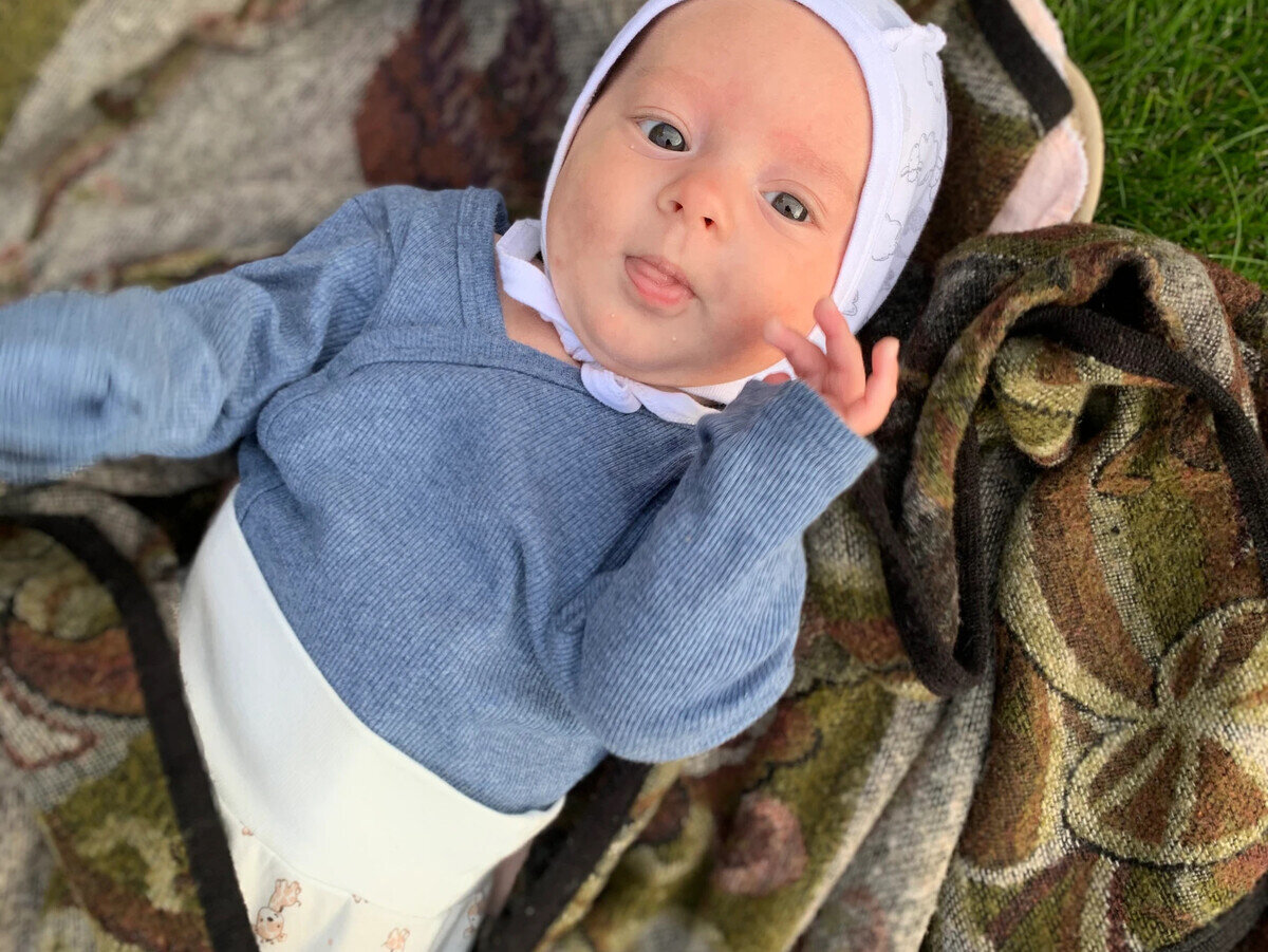 И как сладенько он кайфулит в "правильной" шапочке)