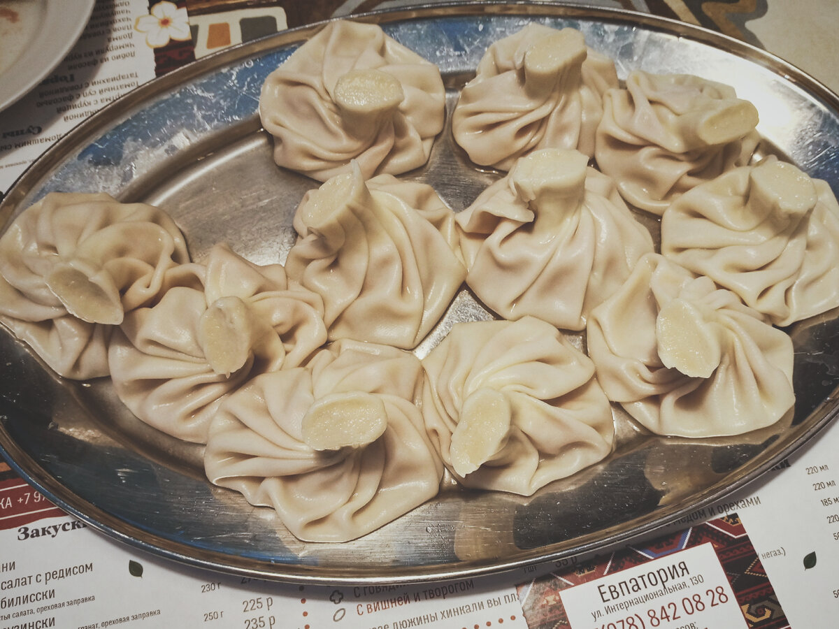 Хинкали от "Хинкалыча". В ресторане действует акция дюжина хинкали по цене 11-шт. Фото автора