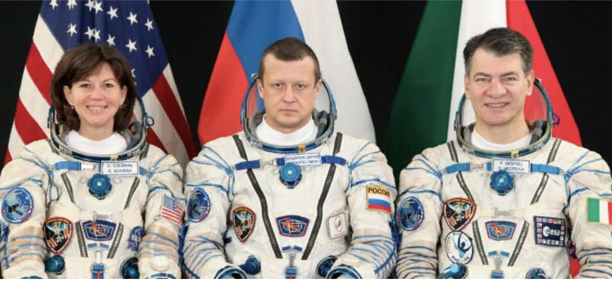 Знаменитая фотография: угадайте, по выражению лица, кто из космонавтов- русский? )))