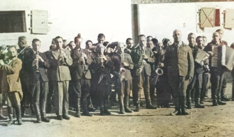 Тот самый оркестр узников-музыкантов на стадии формирования репетируют <Танго смерти>.