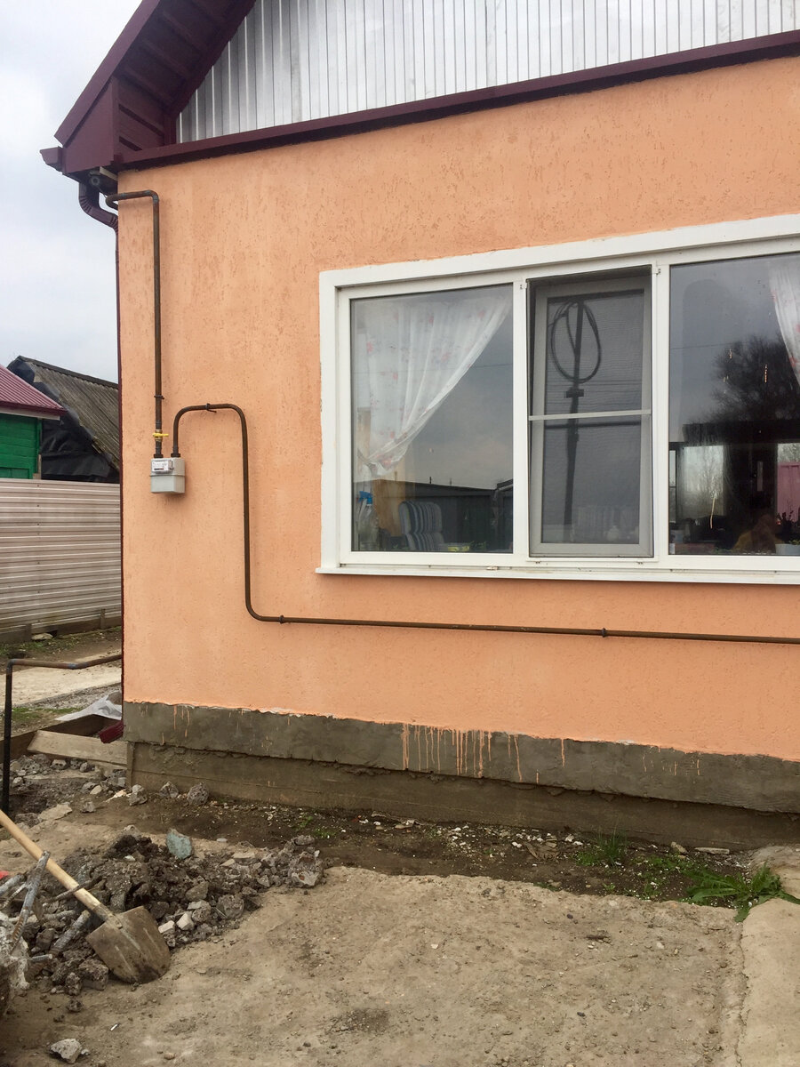 Вот эту трубу мне необходимо было покрасить в желтый цвет.