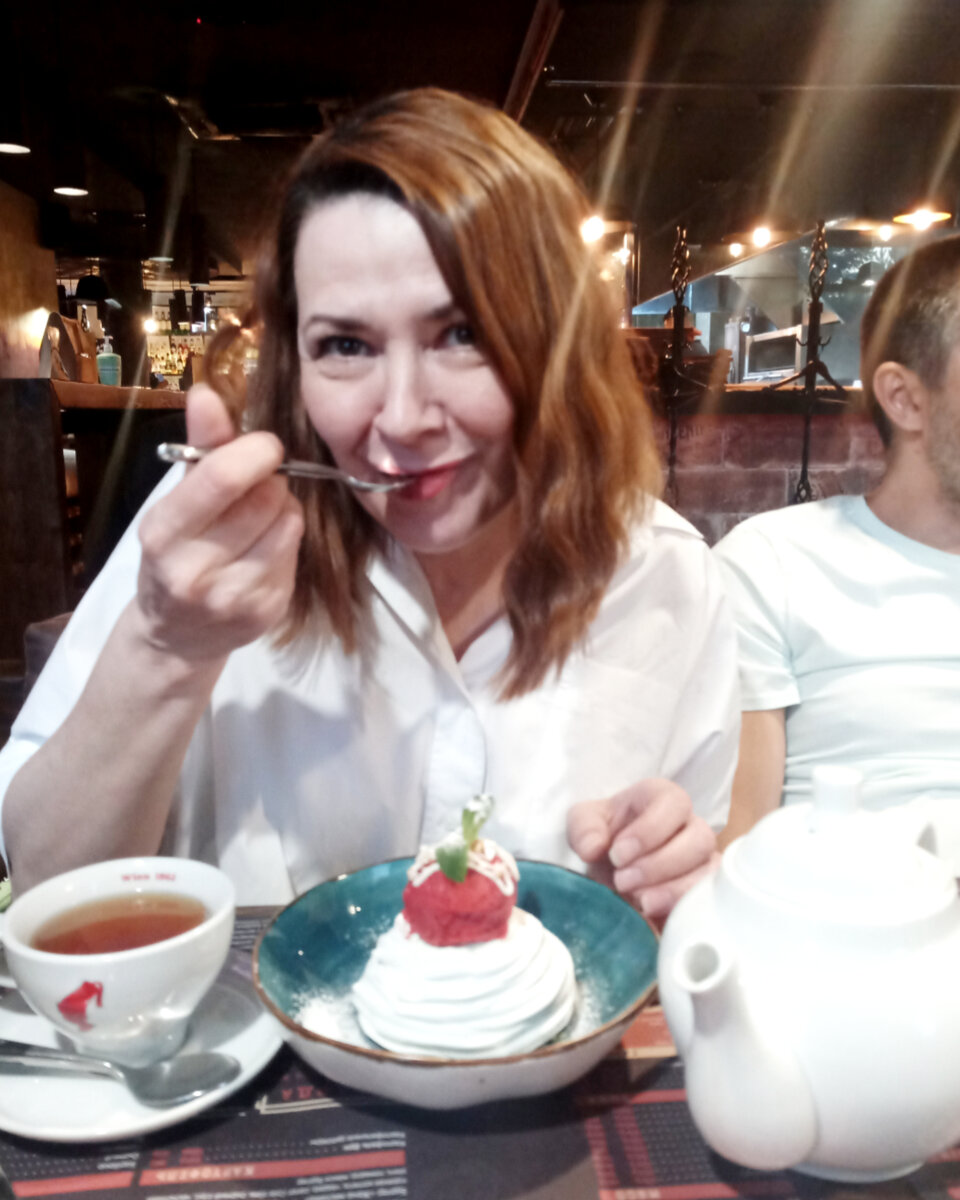 За сладким поеданием десерта Павловой в баре Седло.