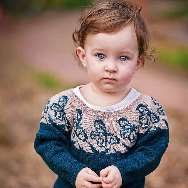 Детский пуловер с бабочками