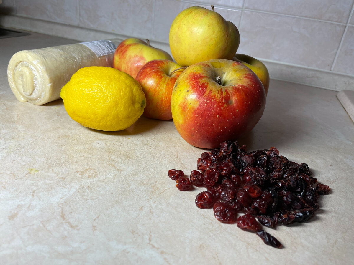 Штрудель – лакомство, знаменитое на весь мир. В каждом, даже самом небольшом городке Австрии, утро непременно начинается с запаха яблок с корицей, окутывающего все вокруг. Это заботливые кондитеры пекут штрудели к утреннему кофе для местных жителей. И если вам посчастливится попробовать это лакомство в одной из таких кофеен, то, скорее всего, вы навсегда останетесь его преданным поклонником. Штрудель пахнет домом, теплом рук, осенней прохладой… 