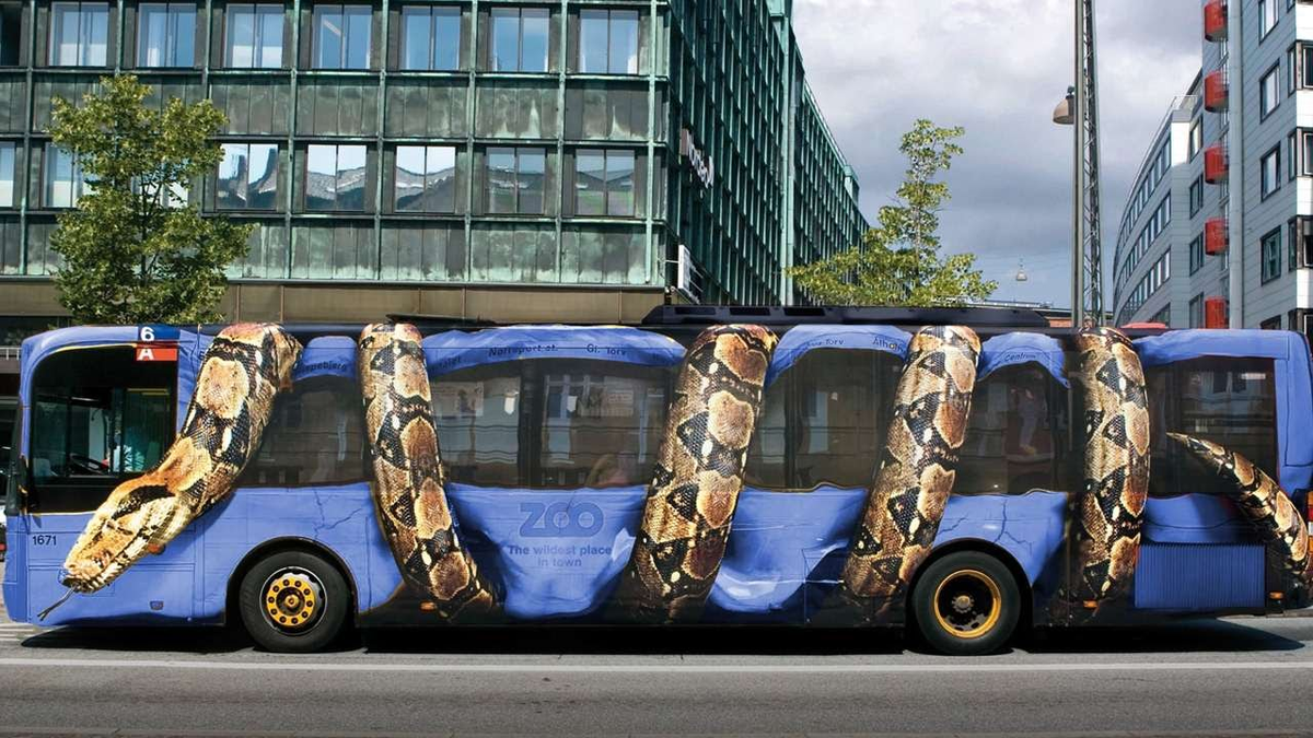 Мой психолог: Не переживайте, гигантских анаконд не существует.
Тюнинг на автобусе:  