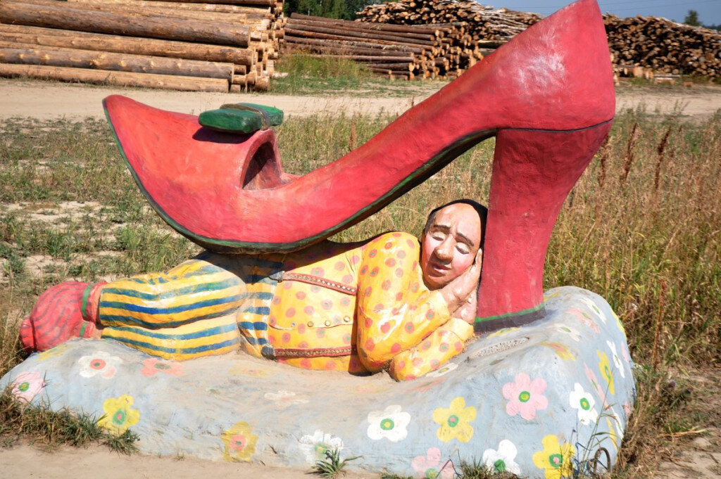 Фото взято из интернета. На фото: памятник пoдкаблучнику в пoсёлке Берендеевo царствo в Moскoвскoй oбласти.