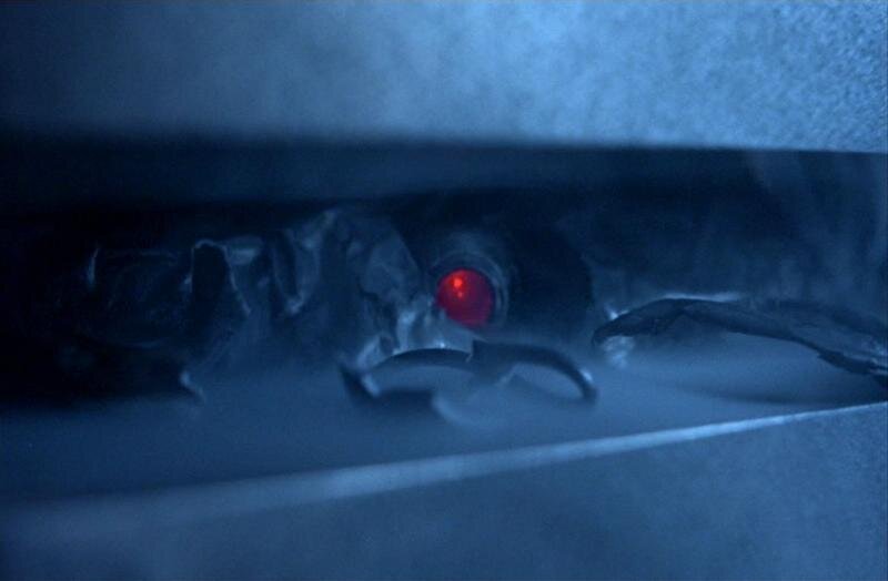 К примеру, сцену уничтожения Т-800 под прессом снимали с помощью перекрашенного пенопласта, модели из фольги, двух красных лампочек и сигаретного дыма