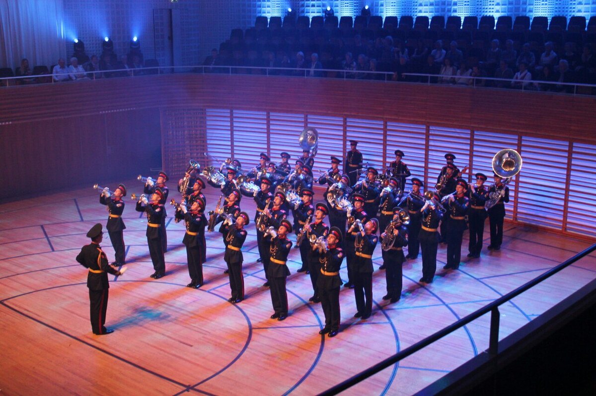Оркестр суворовцев МВМУ в Швейцарии. 2015 год. Фото из личного архива. 