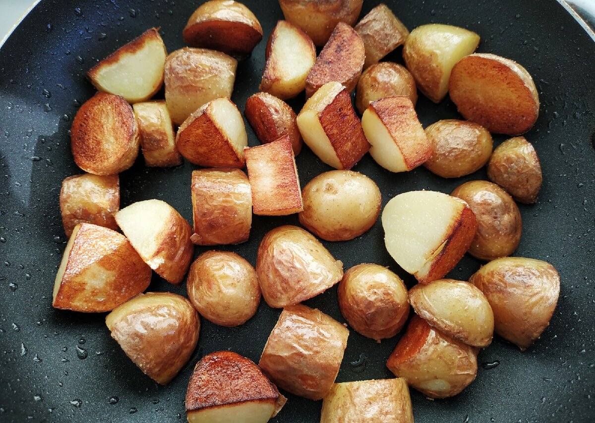 Предварительно сваренный картофель обжариваем