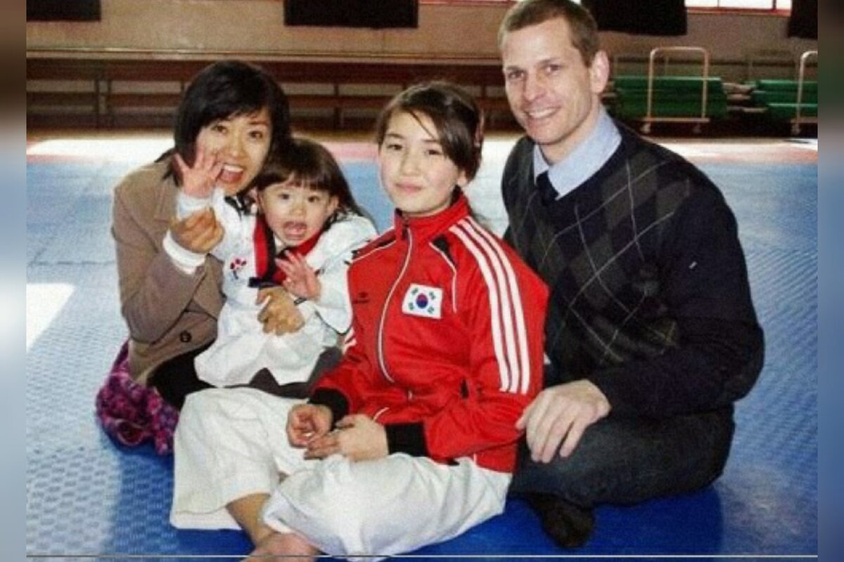 Соми с родителями и младшей сестрой