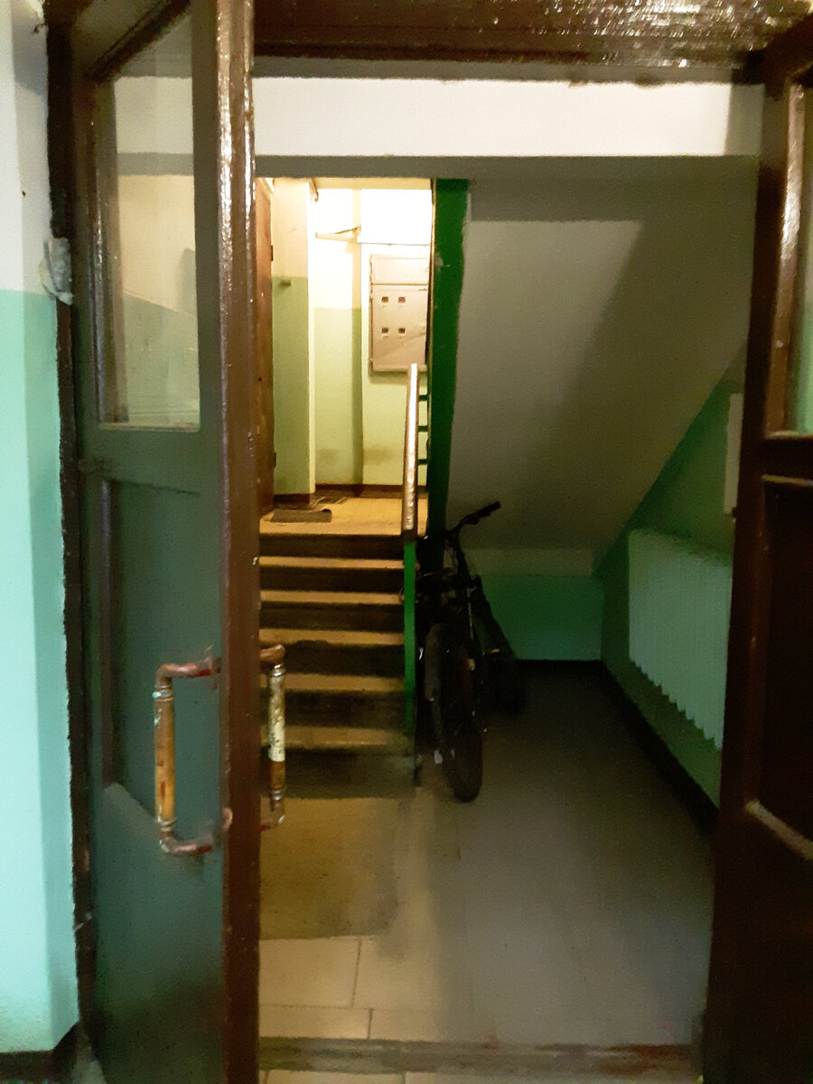 Двери подъезда  не закрывались, а если и были закрыты, то даже ребенок мог их открыть, потянув за ручку или толкнув. Уцелевшая со дня постройки дома  одна из пар двойных дверей в московском подъезде. Москва, весна 2021 Фото автора The ЖурнальчиК. 