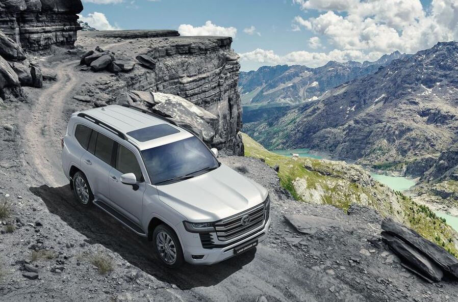 Чистый фотошоп. Новые Ленд Крузеры ездят только по асфальту